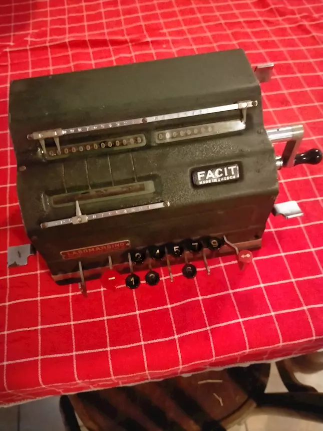 Calcolatrice meccanica anni 50 FACIT