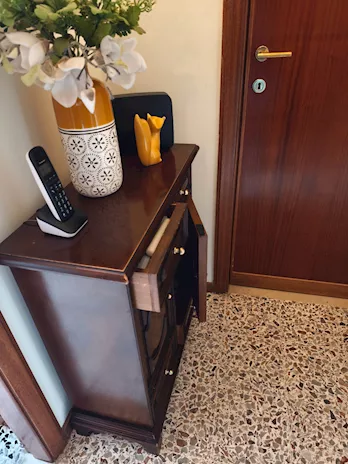 Mobiletto retrò cassetti e sportelli
