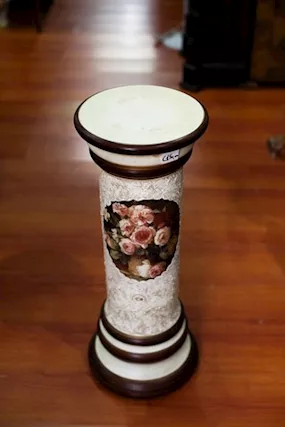 Elegante Colonna / Piedistallo Decorativo Vintage con Motivo