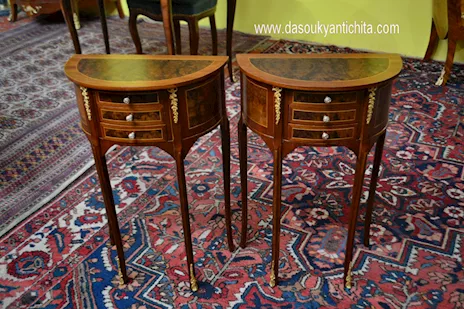 Coppia di tavolini-comodini mezzo giro stile Luigi XV