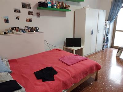 Affittasi (solo a ragazze) ampia stanza zona Marconi