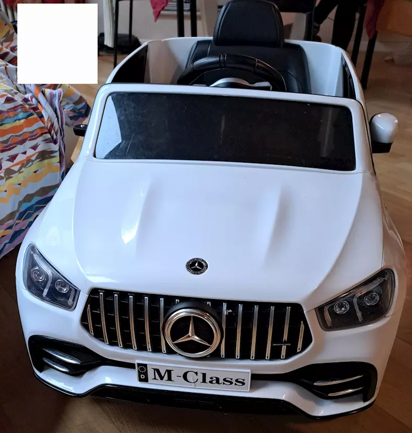 Mercedes AMG M-Class elettrica con telecomando, colore bianco, in buone condizioni