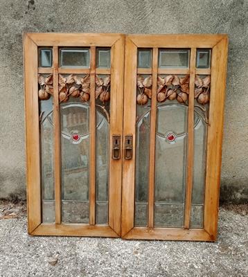 Finestra di credenza antica