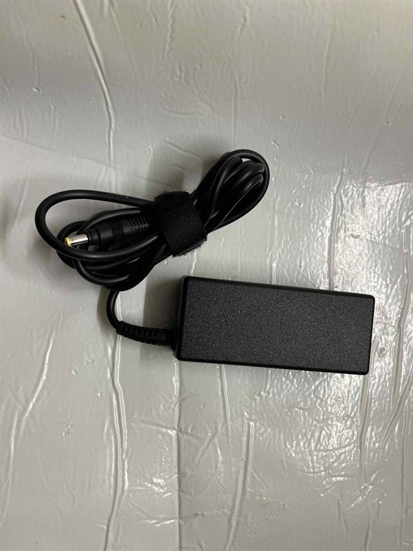 HP 608421-002 Caricabatterie alimentatore, colore NERO