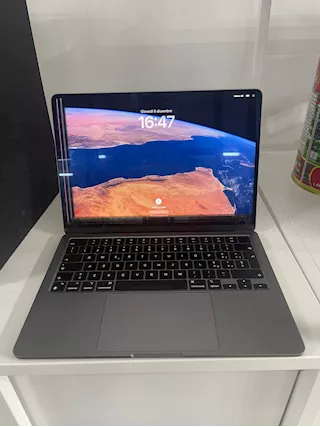 Macbook AIR M2 schermo lesionato