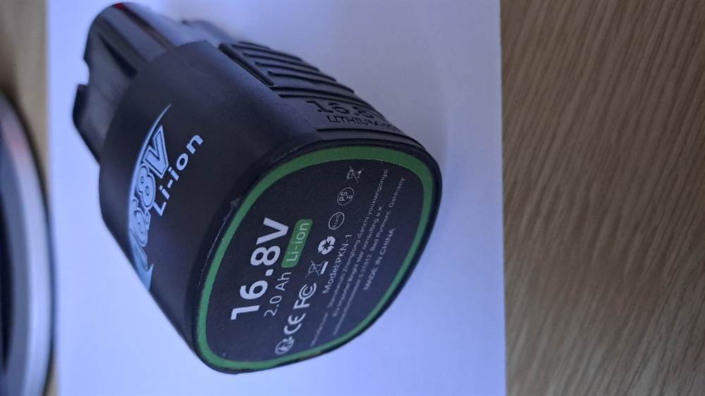 Batteria e caricabatteria per mini motosega