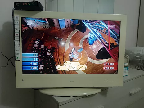TV LCD 26 pollici Saba più asciugacapelli più scopa eletrica