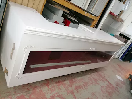 Banco bianco cassa con teca vetrina 34261