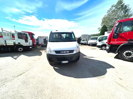Camion Marca Iveco Daily 35c13 ribaltabile e gru Km 0, come nuovo - Foto 2