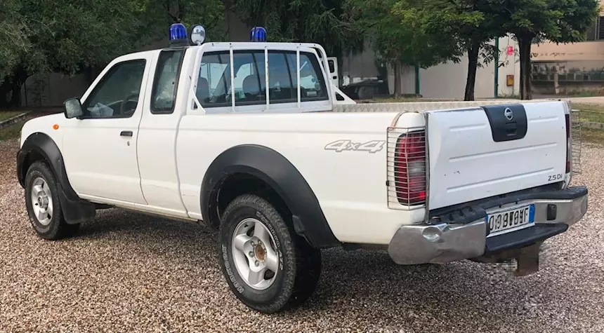 Foto 4Nissan pick-up Navara 4x4 King-cab Autocarro Anno 2005, colore esterno