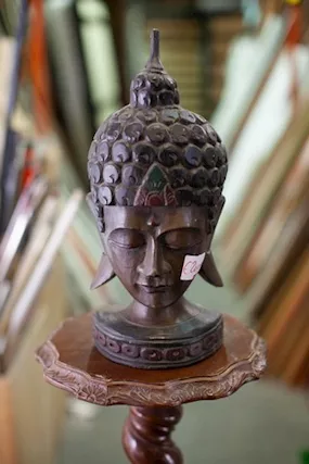Testa di Buddha Decorativa in Legno Scuro