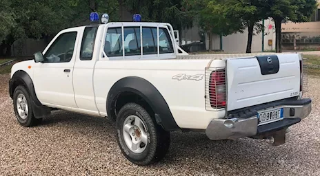 Nissan pick-up Navara 4x4 King-cab Autocarro Anno 2005, colore esterno - Anteprima 4
