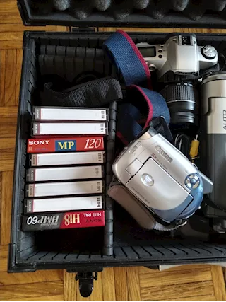 Unica - Valigia con: 1 video camera Sharp