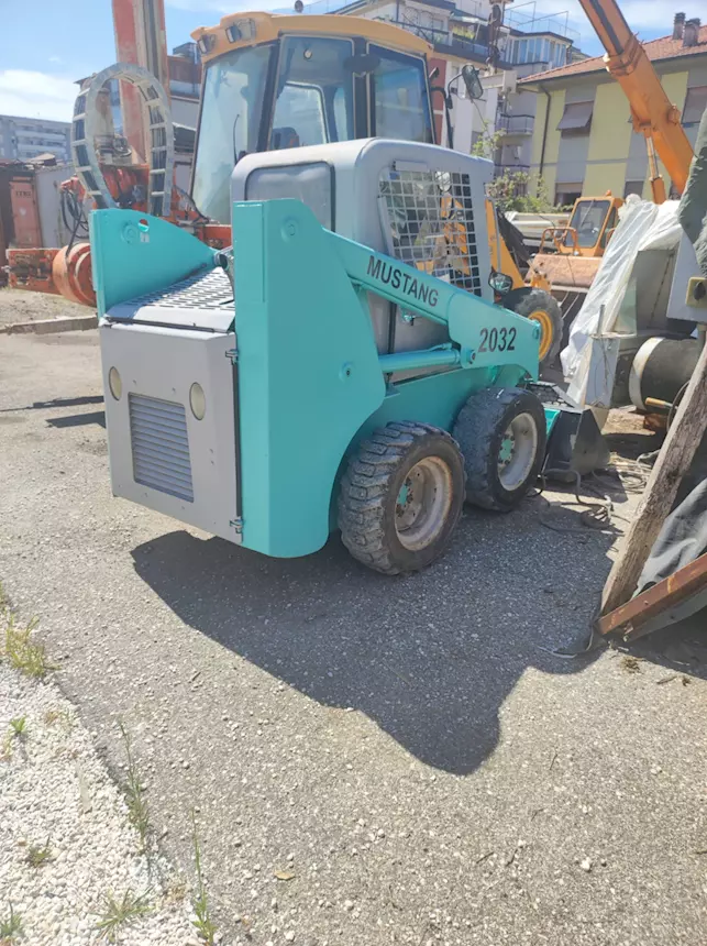 Mini pala Mustang 2032 tipo Bobcat - ottime condizioni, prezzo trattabile