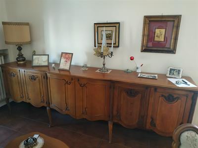 Tavolo vetrina e credenza
