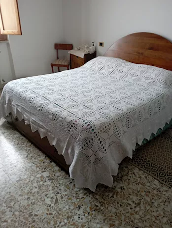 Copriletto in cotone bianco fatto all'uncinetto