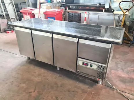 Tavolo frigo con piano in marmo usato