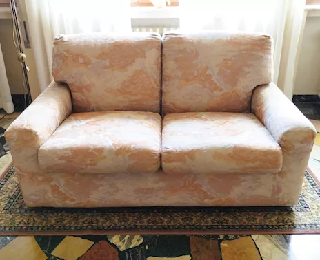 Divano 2 posti beige cuscini sfoderabili + pouf