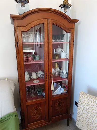 Credenza antica con 2 ante e 5 ripiani