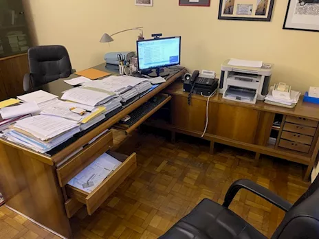 Scrivania direzionale e librerie in noce