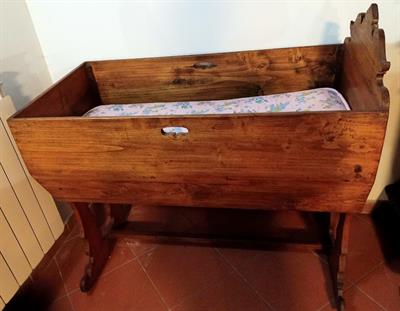 Culla a Dondolo Antica in Legno