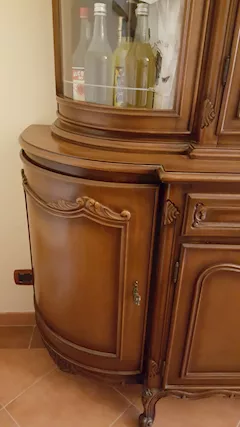 Vetrina in piuma di noce con tavolo e 4 sedie, ottimo stato - Foto 5