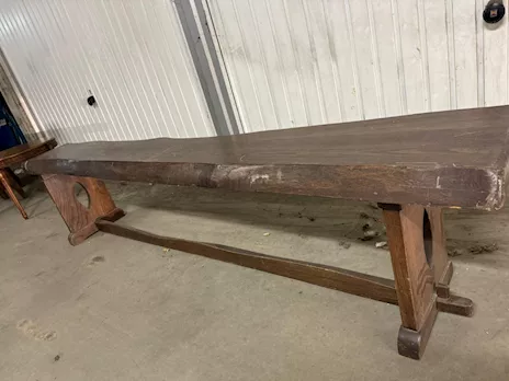 una vecchia panca in legno in