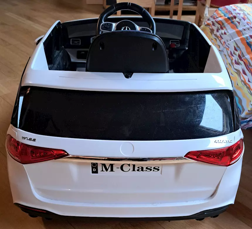 Mercedes AMG M-Class elettrica con telecomando, colore bianco, in buone condizioni - Foto 3