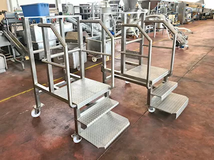 2 scale professionali con parapetto usate