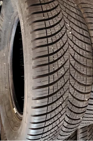 Gomme 235 45 19 Goodyear invernali