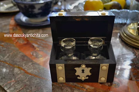 Cofanetto porta profumi XX secolo