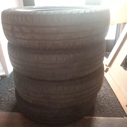 Set di 4 pneumatici per auto 155/65 R14 75T