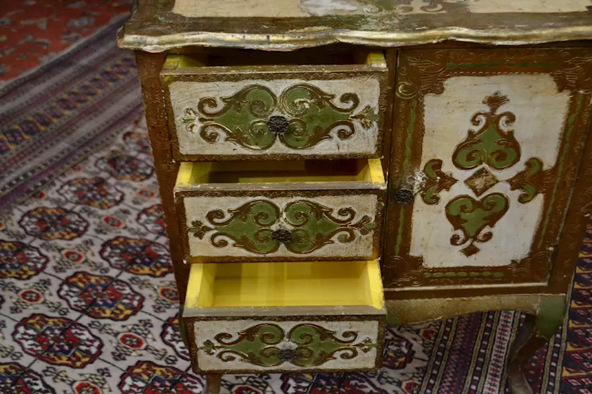 Comodino-mobiletto stile fiorentino metà XX secolo, color crema - Foto 5
