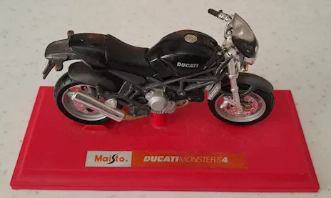 Modellino in scala 1:18 della Ducati Monster S4
