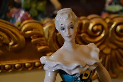 Coppia di statuine in porcellana raffiguranti danzanti, in buone condizioni - Foto 3