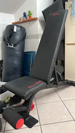Panca, bilanciere, manubri e sacco da boxe