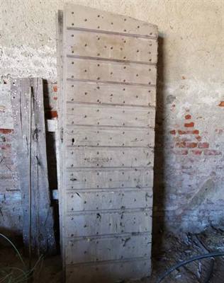 Porte antiche ex stalla di bovini