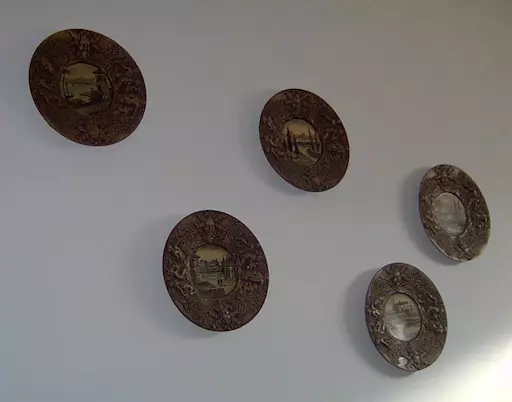 ANTICHI MOBILI DI UN CASTELLO TOSCANO