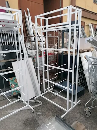 Espositore Totem a Ganci per Ciabatte 2742, colore bianco, in buone condizioni - Foto 2