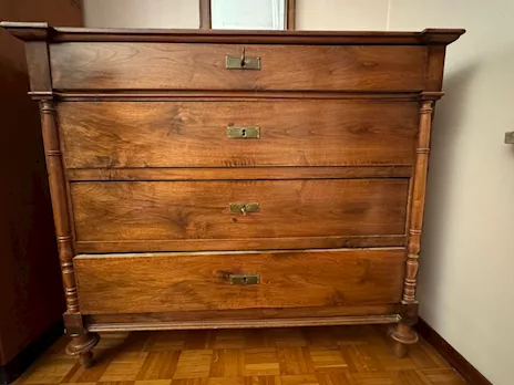 Comò in legno colore marrone chiaro
