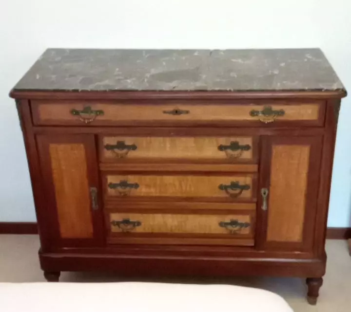 Cassettone antico legno massello con piano in marmo, in buone condizioni