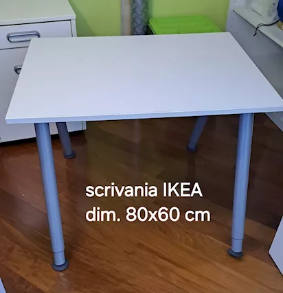 Scrivania piccola, IKEA, dim. 80x60 cm.