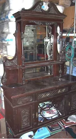 Vetrinetta antica riccamente decorata