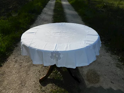 Tovaglia rotonda ricamata a mano 158 cm