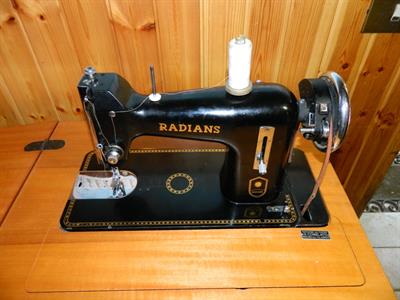Macchina da cucire d’epoca con mobiletto