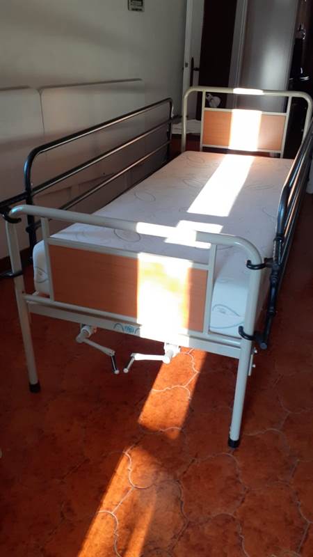 Letto Elettrico Sollevabile Testa E Pediera - Telecomando Cablato, Regolabile 2-80°, Capacità 300 Kg, Materasso Incluso