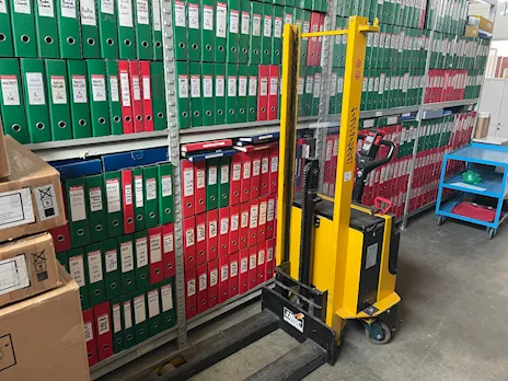 Lotto 1 - Transpallet elettrico e carrello elevatore