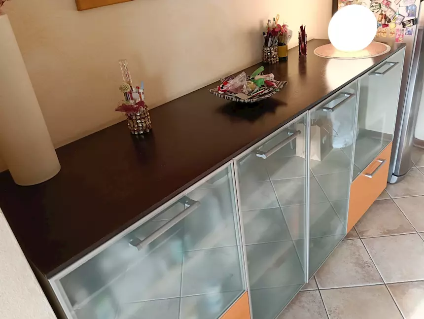 Foto 6Cucina completa di elettrodomestici, colore arancio, in buone condizioni