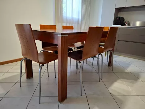 Tavolo in legno allungabile + 6 sedie