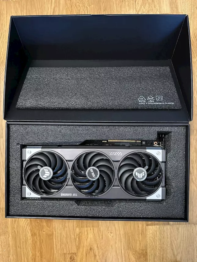Foto 2Scheda Video ASUS TUF Gaming Radeon RX 9070 OC